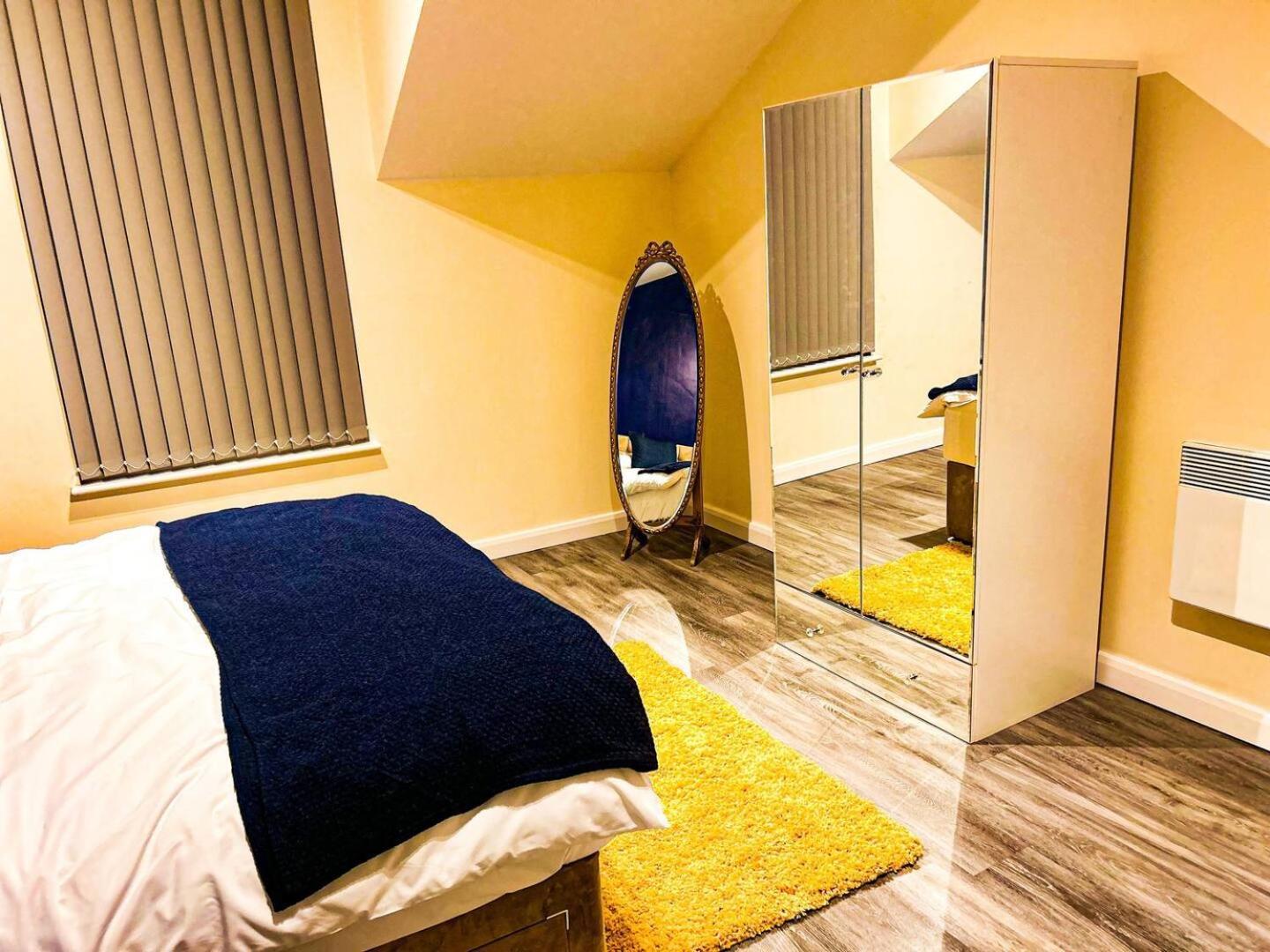 Betty'S Apartment- Metres From Train Station 해러게이트 외부 사진