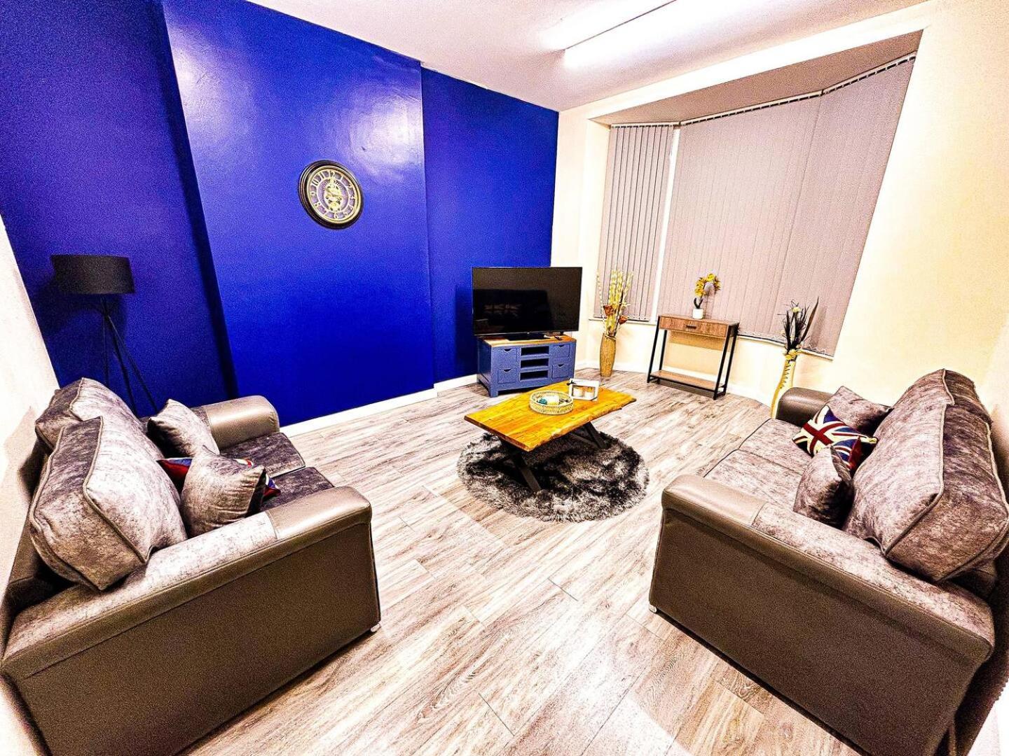 Betty'S Apartment- Metres From Train Station 해러게이트 외부 사진