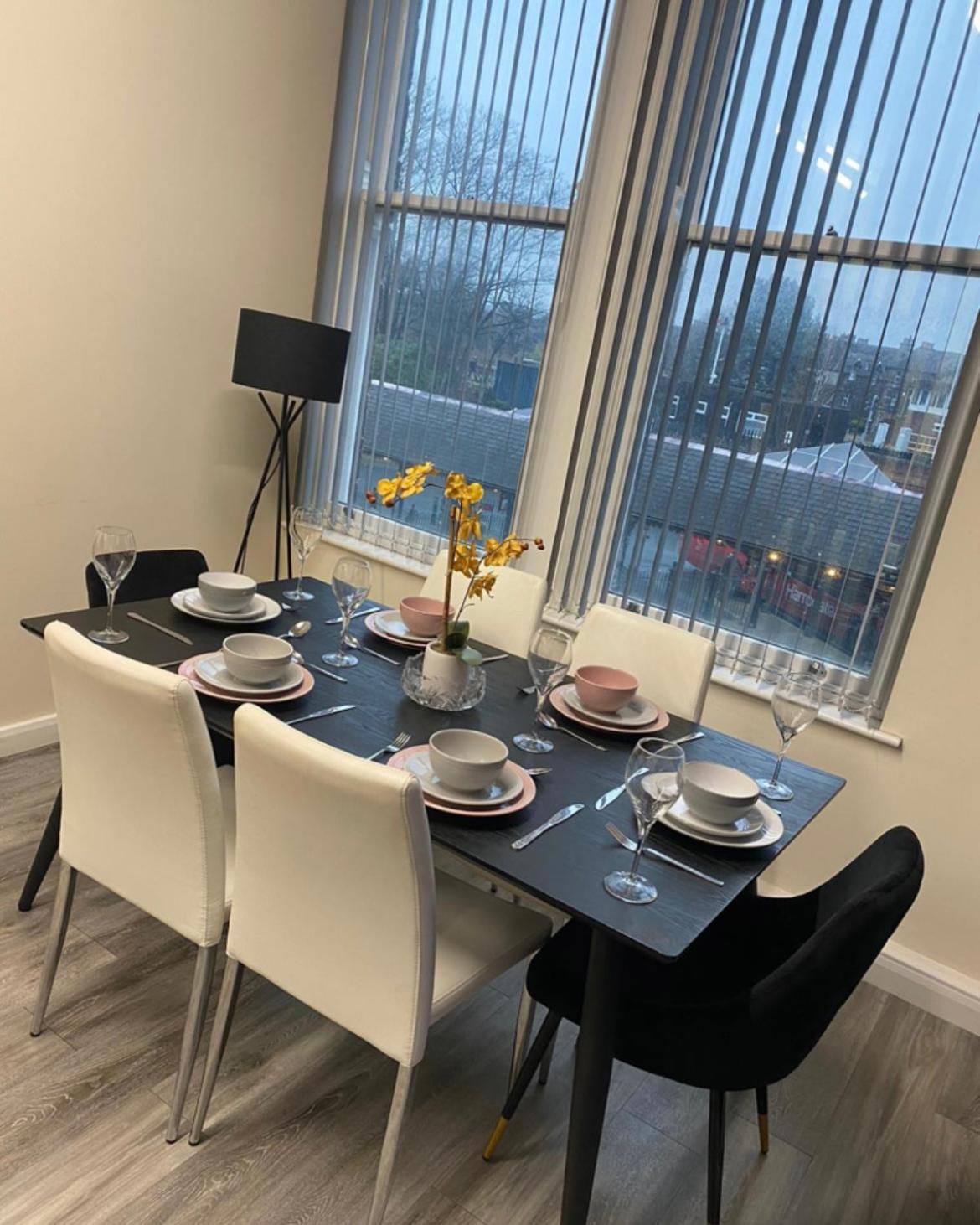 Betty'S Apartment- Metres From Train Station 해러게이트 외부 사진
