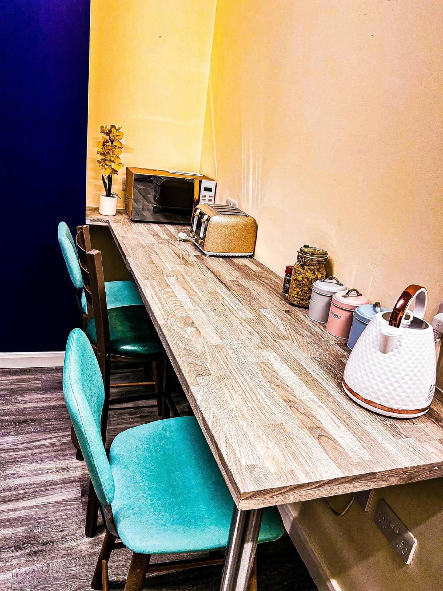 Betty'S Apartment- Metres From Train Station 해러게이트 외부 사진